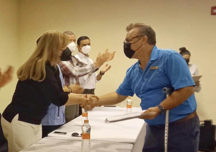 La Secretaria de Turismo y Economía (SETUE), Maribel Sánchez Collins, hizo entrega de 66 Distintivos H a 6 hoteles de grupo Pueblo Bonito y Qvira en Los Cabos