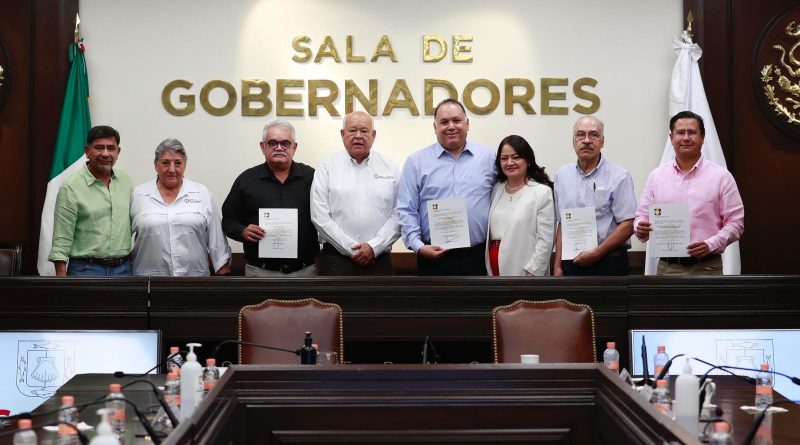 Entrega Gobernador Víctor Castro nombramientos a miembros de su gabinete