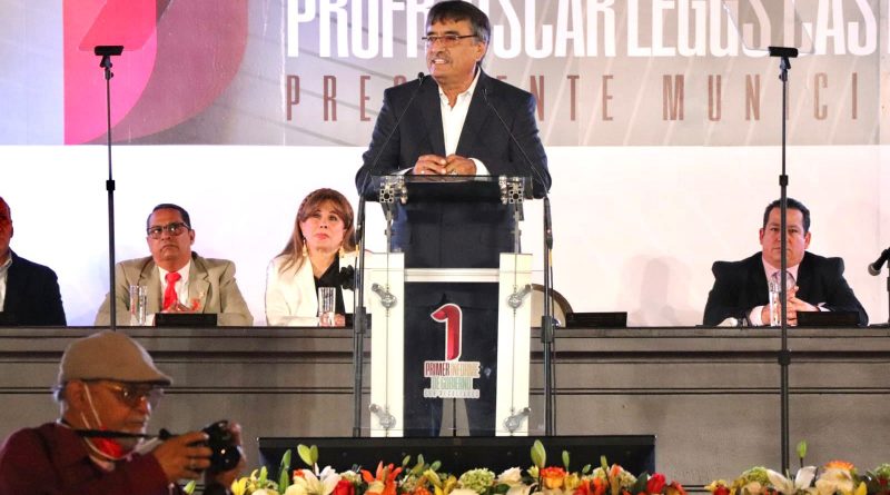 ESCAPARATE POLÍTICO Por Jesús Ojeda Castro | Cumple Oscar Leggs con expectativas ciudadanas durante su primer informe de gobierno.