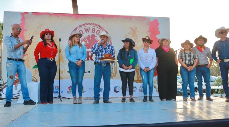Éxito en la fiesta vaquera «Cowboy Party» organizada por el X Ayuntamiento de Loreto, la Asociación Ganadera y los Negocios de plaza Agua Viva.