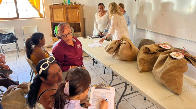 Entregan DIF Los Cabos y Fundación un Granito de Arena otorgó “Costalitos de Ayuda” a mamás adolescentes