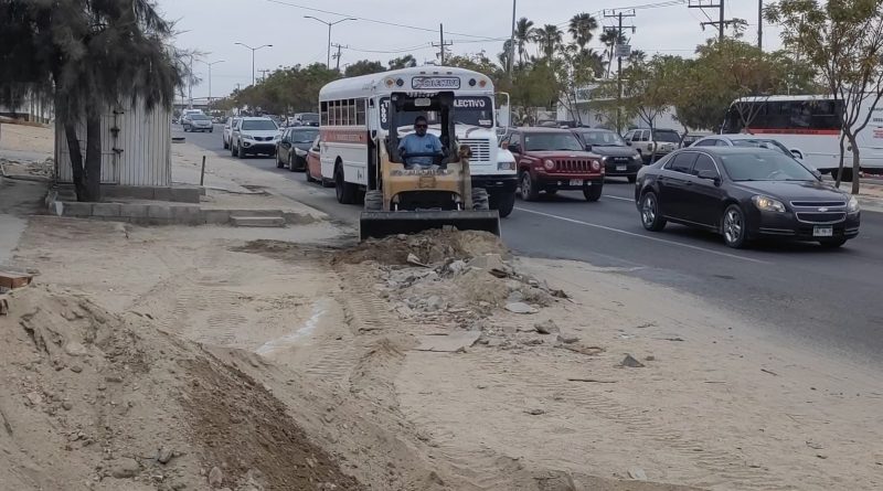 Por seguridad de los peatones, retiran escombro y desazolvan calles aledañas a la carretera transpeninsular