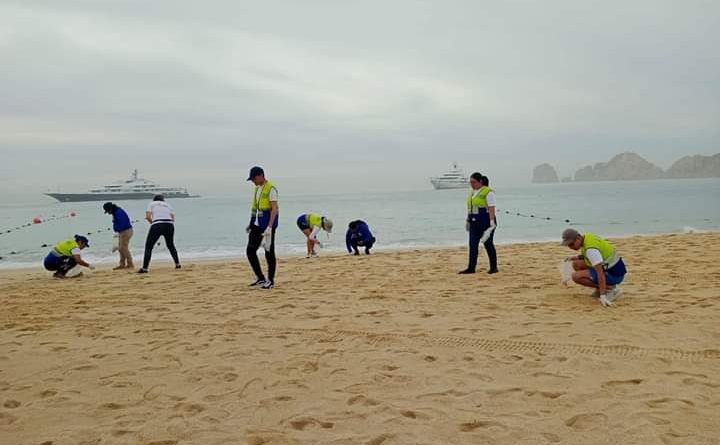Trabajan en limpieza de playas de Los Cabos para protección de bañistas: ZOFEMAT