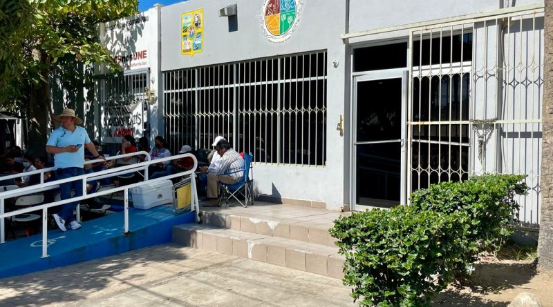 Ante toma de oficinas municipales de Los Cabos por parte de manifestaciones de maestros, trabaja catastro en oficinas aledañas 