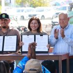 Acompaña el Gobernador Víctor Castro a Milena Quiroga en la entrega del Punto Único de Venta para servicios turísticos