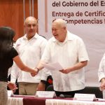 Entrega Gobernador 55 certificados de competencias laborales en La Paz